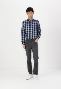 Wrangler LARSTON - Liibuvad teksad - whispered wash