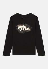 Svart langermet T-skjorte laget av bomull, med et stilisert hvitt og beige logo-print med bølgende linjemønstre på forsiden.