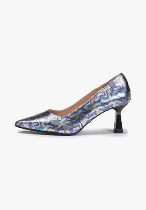 Puntige hakken in metallic materiaal met een blauw, gouden en paarse abstracte patroon, voorzien van een zwarte geometrische hak.