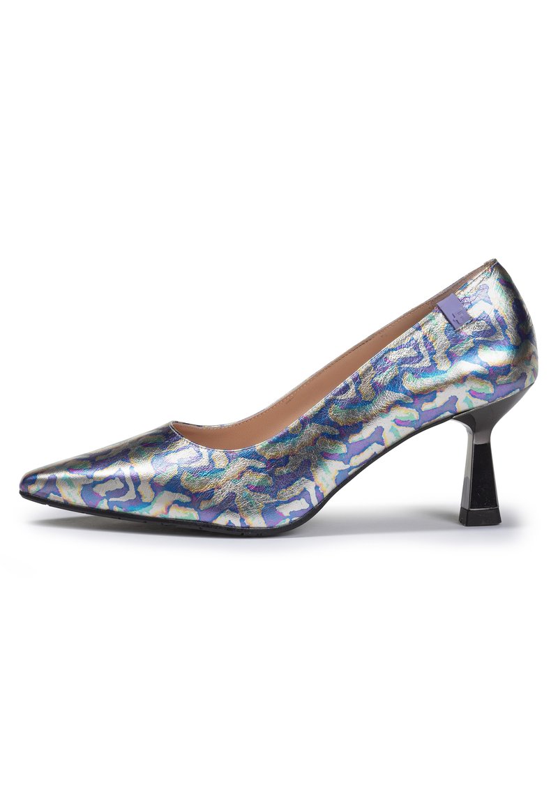 Décolleté a punta realizzato in materiale metallico con un motivo astratto blu, oro e viola, caratterizzato da un tacco geometrico nero.