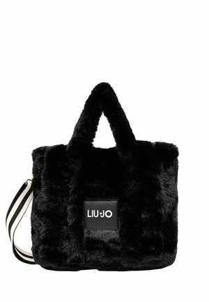 Borsa in pelliccia sintetica nera con manici corti e una tracolla a strisce rimovibile. Presenta un logo Liu Jo in evidenza su una patch nera.
