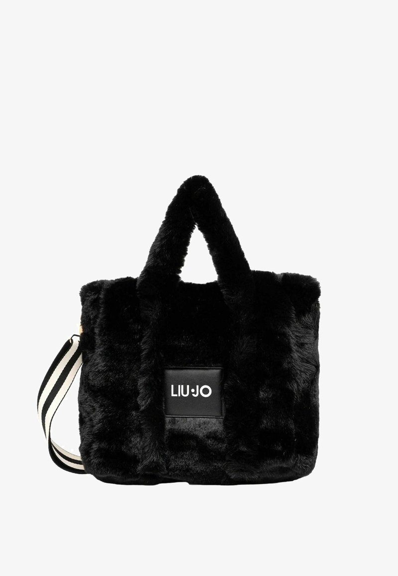 Borsa in pelliccia sintetica nera con manici corti e una tracolla a strisce rimovibile. Presenta un logo Liu Jo in evidenza su una patch nera.