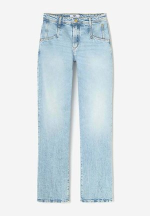 Jeans en denim bleu clair à coupe droite, avec des poches avant et un ourlet effiloché. Le tissu a une texture délavée et usée.