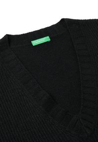 Pull noir en tricot à col en v avec des accents côtelés et un corps texturé. Présente une étiquette verte portant la mention "United Colors of Benetton."