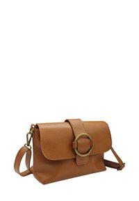 Sac à main en cuir marron texturé avec une fermeture à rabat, grand accent métallique circulaire et bandoulière réglable pour un port croisé.