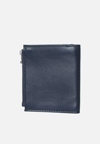 Marineblauwe leren portemonnee met een gladde textuur, ritssluiting en gestikte details. Compact vierkant vorm met strakke lijnen.