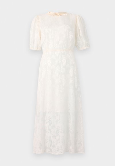 Valge, lillemustriga kleit, mis on valmistatud kergetest kangast, lühikeste puhvärvlitega ja seotud dekolteega, voolava, põlvepikkuse siluettiga.