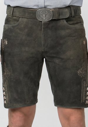 Dunkelbraune traditionelle Lederhose mit Stickerei und Metallknöpfen an den Seiten, getragen mit einem Gürtel mit Hirschkopf-Schnalle.