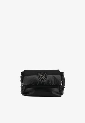 Borsa nera in nylon con una texture trapuntata, dotata di una patch con logo e cerniere sui lati. Forma rettangolare compatta con un flap pieghevole.