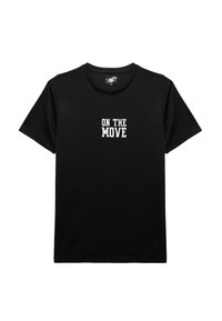 Zwarte t-shirt met korte mouwen, gemaakt van lichtgewicht stof, met de tekst "ON THE MOVE" in het wit, centraal geplaatst op de voorkant.