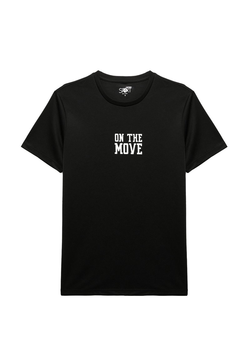 Zwarte t-shirt met korte mouwen, gemaakt van lichtgewicht stof, met de tekst "ON THE MOVE" in het wit, centraal geplaatst op de voorkant.