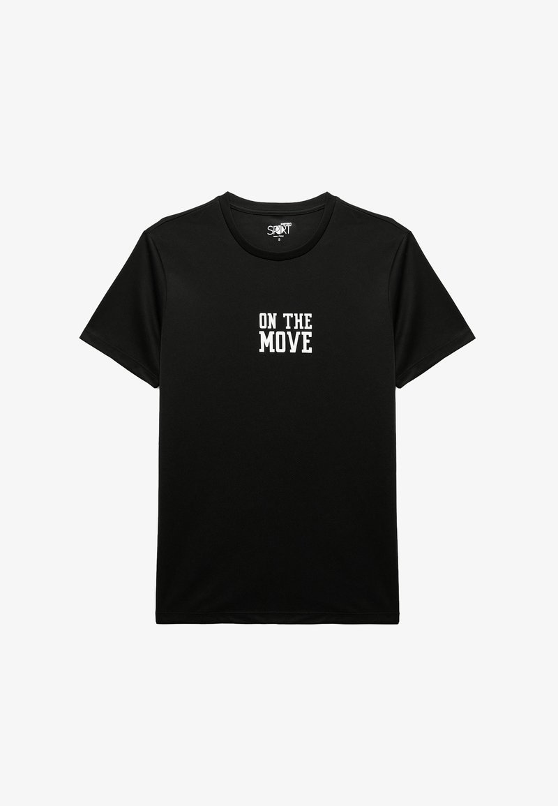 Zwarte t-shirt met korte mouwen, gemaakt van lichtgewicht stof, met de tekst "ON THE MOVE" in het wit, centraal geplaatst op de voorkant.