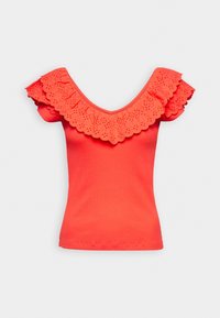 Korallfärgad kortärmad topp med en vågig ögla och volangkrage. Tillverkad av mjukt tyg med en figurnära silhuett.