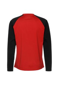 Maglietta rossa a maniche lunghe con maniche raglan nere. Realizzata in tessuto morbido, presenta un colletto a girocollo e un orlo arrotondato, senza loghi o motivi visibili.
