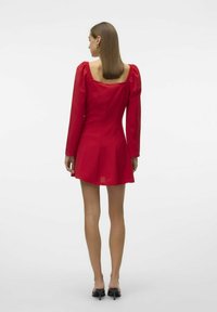 Vero Moda VMEMILIE KURZES  - Päevakleit - salsa