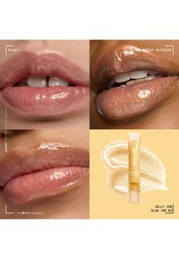 Lèvres brillantes avec une touche de scintillement doré sur différentes teintes de peau, accompagnées d'un tube de gloss à lèvres teinté NYX Jelly Job Glow Job.