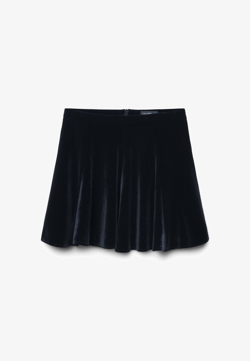 Gonna mini a campana in velluto nero con vita alta e zip sul retro, esposta in piano su uno sfondo bianco.