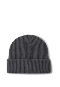 Grijze gebreide beanie met een geribbelde textuur, voorzien van een opgevouwen rand; ontworpen voor warmte en een snug fit.