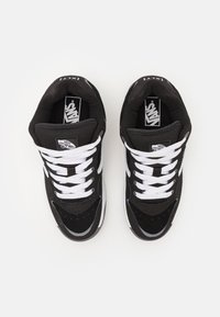 Czarne i szare sneakersy z cholewką z zamszu i siateczki, białe sznurowadła oraz wyściełany kołnierz. Posiadają logo na języku i boku.