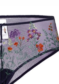 Paarse doorschijnende lingerie met bloemenborduursel in rood, oranje en groen. Kenmerkt zich door een marineblauwe rand en zacht, textuurstof.