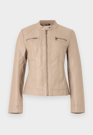 Veste en similicuir beige clair avec col montant, fermeture éclair frontale, deux poches poitrine zippées et deux poches latérales verticales.