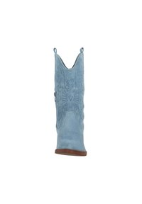 Bota vaquera azul claro con un intrincado bordado en relieve, puntera puntiaguda, tiradores y suela marrón. Textura similar a la ante con patrones decorativos.