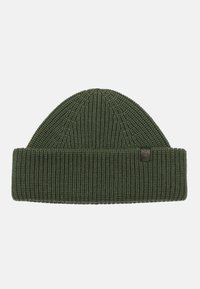 Berretto a maglia verde con texture a coste e risvolto. Include un piccolo etichetta nera con logo sulla parte anteriore.