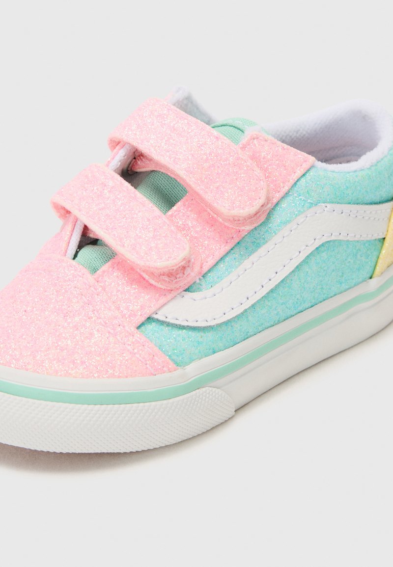 Sneakers pastello scintillanti con tomaia rosa, dettagli in verde menta e striscia bianca. Fasce in velcro e suola in gomma texturizzata.