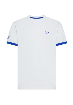 Maglietta bianca a maniche corte con bordi blu su maniche e collo, simboli di triangolo e X blu sul petto, e numero 8 sulla manica sinistra.