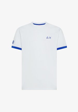 Maglietta bianca a maniche corte con bordi blu su maniche e collo, simboli di triangolo e X blu sul petto, e numero 8 sulla manica sinistra.