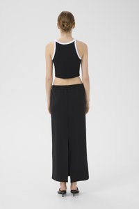 Must mustriba crop-top valge äärega, ühtlasi pikk ja voolav must seelik külje lõhiku ja elastse vöökohtaga.