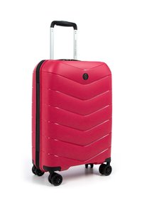 Růžový tvrdý kufr s chevronovým vzorem, černými akcenty, teleskopickou rukojetí a čtyřmi černými kolečky pro snadnou manipulaci.