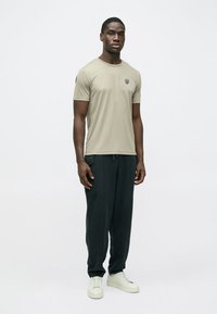 EA7 Emporio Armani TRAIN PREMIUM SHIELD TEE - T-shirts - roasted cashew