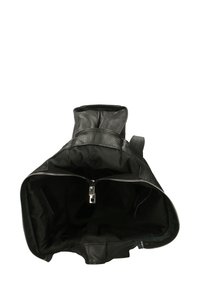 Zaino in pelle nera con esterno testurizzato, ampia apertura e tasca con zip all'interno, caratterizzato da un rivestimento nero simile alla seta.