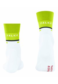 Białe skarpety sportowe z jasnoróżowym ściągaczem, czarnym paskiem i logo "FALKE". Gładka tekstura z wyściełaną strefą podeszwy.