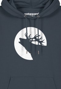 Marineblauwe hoodie met een witte grafische afbeelding van een silhouet met takken en een halve maan. Met koordjes met metalen uiteinden en een voorzak.