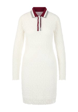 Weißes, strukturiertes Kleid mit langen Ärmeln, burgunderrotem und grauem gestreiftem Polo-Kragen sowie Knopfleiste.