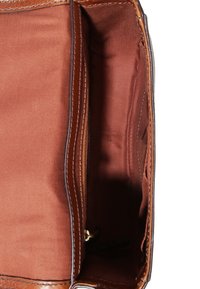 Brun lædertaske indvendig med glat stoffoder, to hovedrum og en lynlås lomme med synlig syning.