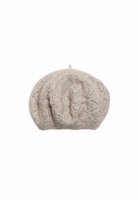 Ljus beige stickad beret med ett strukturerat mönster, featuring ett insamlat design på toppen och en ribbad kant längst ner.