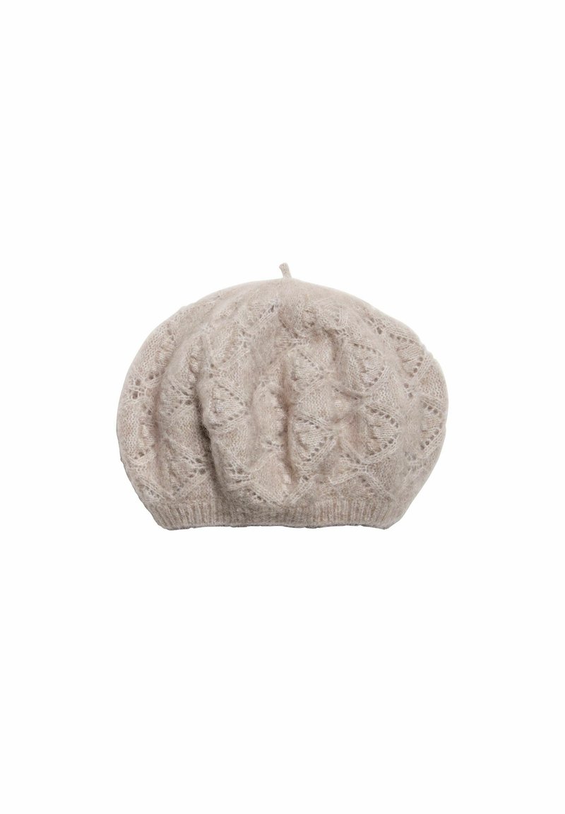 Ljus beige stickad beret med ett strukturerat mönster, featuring ett insamlat design på toppen och en ribbad kant längst ner.