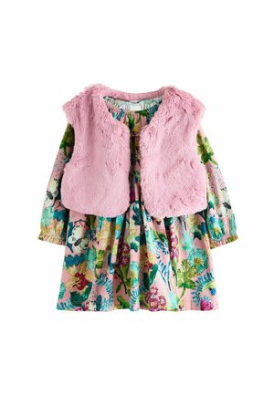 Langärmliges Blumenkleid mit rosa, grünen und blauen Mustern, kombiniert mit einer ärmellosen weichen rosa Kunstpelzweste.