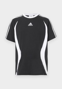 Fekete atlétikai póló fehér oldalsávokkal, kerek nyakkivágással és rövid raglán ujjakkal. Az Adidas logója látható a mellkasán.