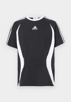 Juoda atletinė marškinėliai su baltais šonų akcentais, apvalia iškirpte ir trumpomis raglaninėmis rankovėmis. Ant krūtinės yra Adidas logotipas.