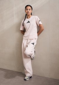 adidas Sportswear Z.N.E. BARREL LOOSE - Treningo apatinė dalis - quartz