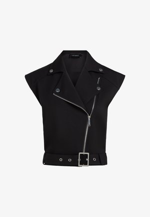 Fekete, ujjatlan motoros stílusú mellény ezüst cipzárral, felvarró szegecsekkel a hajtókán, és hozzáillő övvel, amelynek téglalap alakú ezüst csatja van.