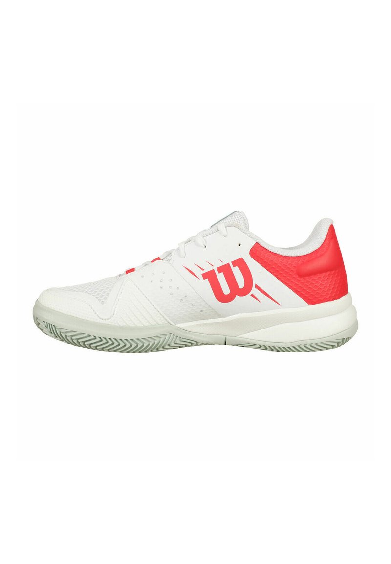 Zapatillas de tenis blancas con brillantes acentos rojos, parte superior de malla para transpirabilidad, talón texturizado y logo en el lateral. Suela de goma con patrón de agarre.