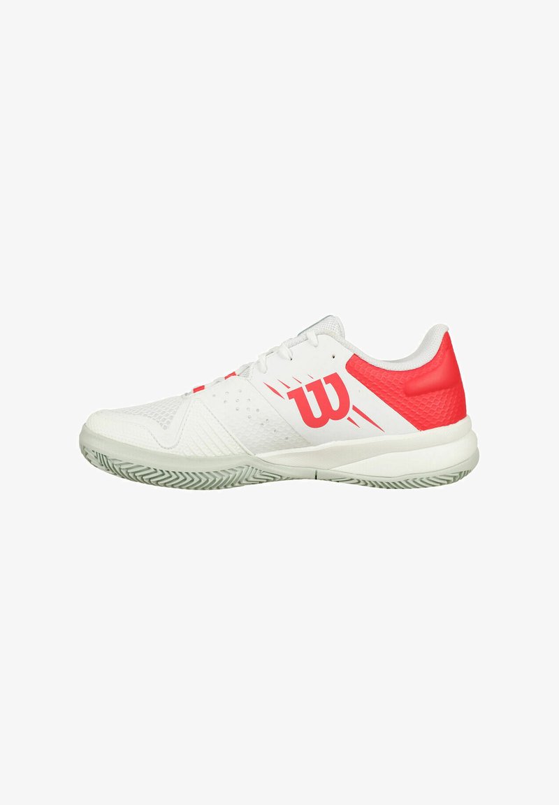Zapatillas de tenis blancas con brillantes acentos rojos, parte superior de malla para transpirabilidad, talón texturizado y logo en el lateral. Suela de goma con patrón de agarre.