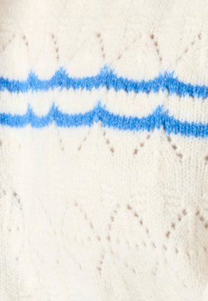 Pull tricoté en blanc cassé avec des rayures horizontales bleues. Présente un motif texturé de pics et de vallées sur tout le tissu.