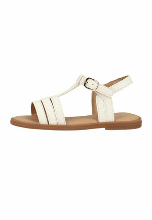 Hvid læder flad sandal med tre forreste remme, ankelrem med sølvspænde og tan sål, vist i sideprofil.