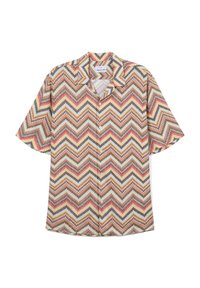 Camisetta a maniche corte con un motivo a zigzag a chevron in crema, rosso, arancione e blu navy. Il materiale sembra leggero e presenta un colletto.
